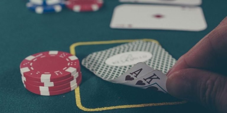 Pengguna mobile membaca aturan bonus digital